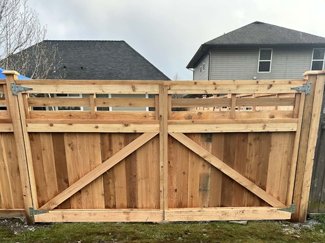 A fencing installation done by West Coast Fencing, displayed as a work sample.